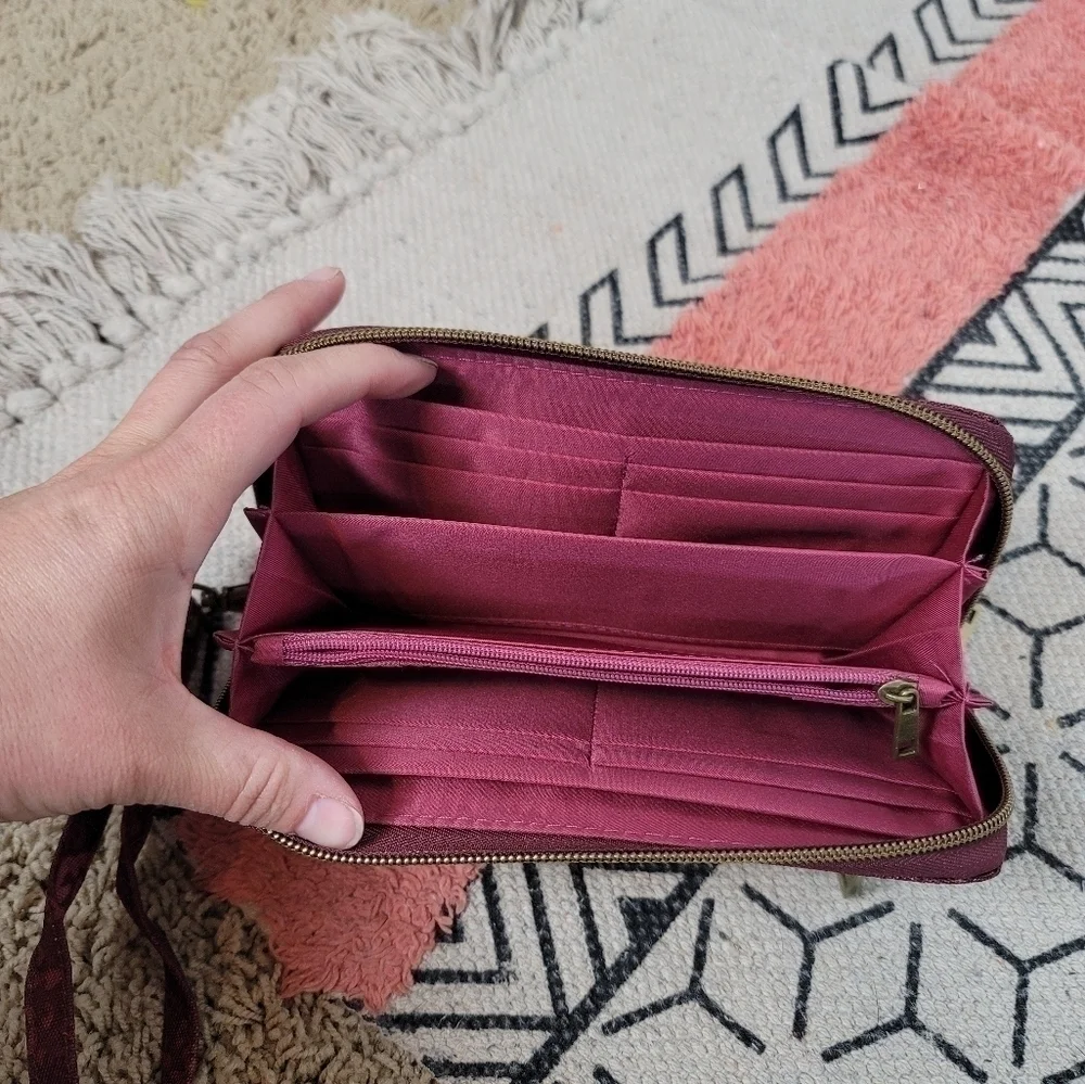 TRAVELON MAROON FLORAL FULL ZIPPER WALLET w WRISTLET